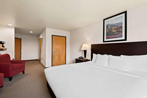 Кровать или кровати в номере Comfort Inn & Suites Creswell