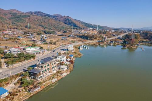 Peisaj natural din apropierea acestei pensiuni