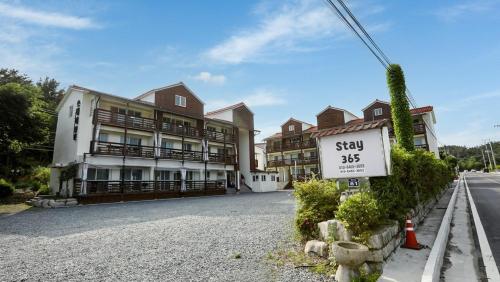 Bangunan di mana terletaknya rumah tamu ini