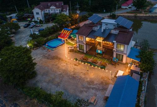 eine Luftaufnahme eines Hauses mit Pool in der Unterkunft Family Couple Pension Harupia in Taean