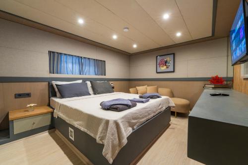 Zimmer mit einem Bett und einem TV. in der Unterkunft Explorer Yacht in Fethiye