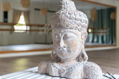a statue of a head sitting on top of a table at Delfin Szív Háza - Szauna és Jakuzzi in Tengőd