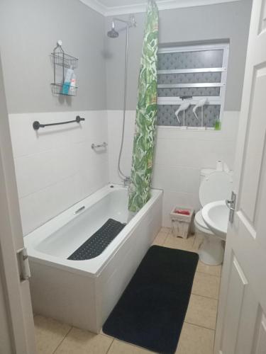 Un baño con bañera y WC. en Yellowbird, en Darling