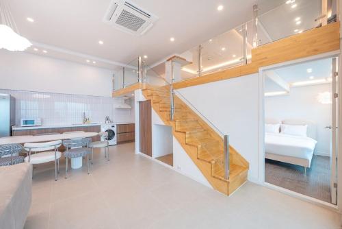Kuchyň nebo kuchyňský kout v ubytování Yeosu Moine Pool Villa