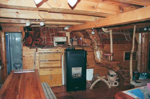 a room with a cabin with a tree in it at Guesthouse Planinarski dom Neviđen'o in Žabljak
