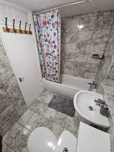 Bilik mandi di Spacious Double room 2
