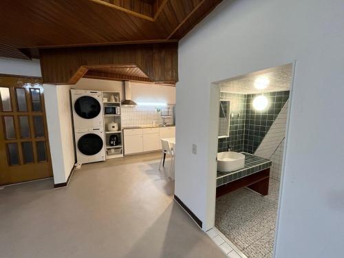 ナムヘにあるNamhae Western Houseのキッチン(カウンター、シンク付)