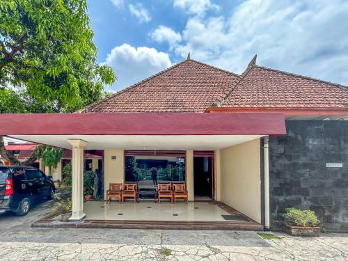 a house with a patio with chairs at Makuta Guest House Prawirotaman RedPartner in Timuran