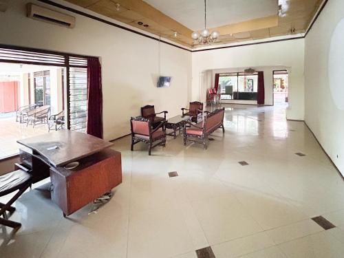 an empty room with a table and chairs and a room with a table at Makuta Guest House Prawirotaman RedPartner in Timuran