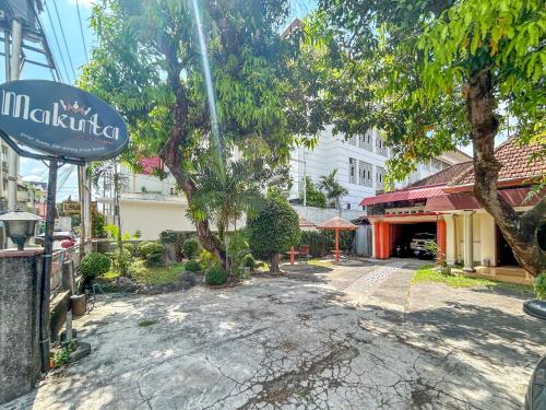 a sign for a restaurant in front of a building at Makuta Guest House Prawirotaman RedPartner in Timuran