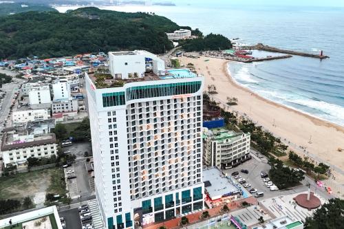 una vista aérea de un hotel y la playa en Urbanstay Naksan Beach, en Yangyang