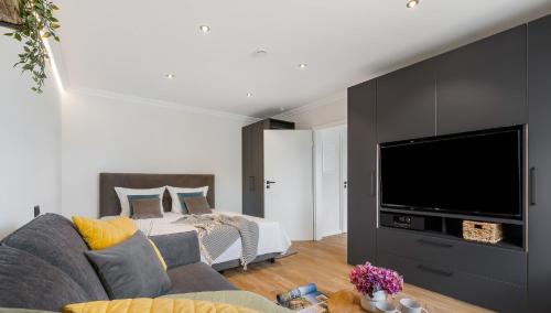 a living room with a couch and a tv at Sri Lanka -Habernis, direkt an der Ostsee in Steinberg