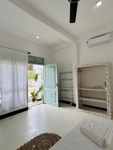 a bedroom with a bed and a mirror at Gypsea' Madiha in Matara