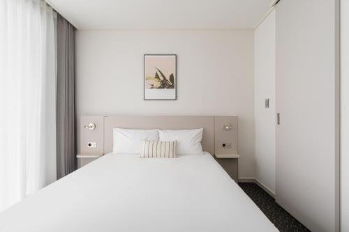 Cama o camas de una habitación en Urbanstay Naksan Beach