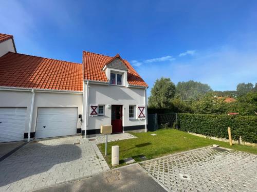 a white house with an orange roof at Villa 800 in Wissant