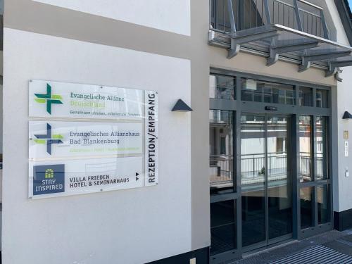 a sign on the side of a building at Evangelisches Allianzhaus in Bad Blankenburg