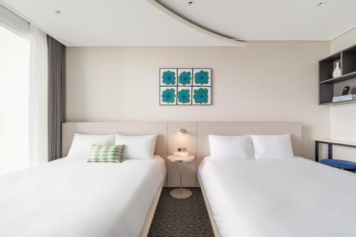 Cama o camas de una habitación en Urbanstay Naksan Beach