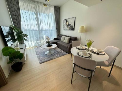 Elegant 1br Escape Jvc Pool & Balcony Access