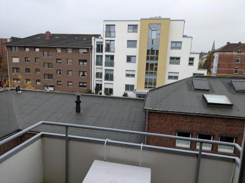 a view of a roof of a building with buildings at Schöne einfache Ferienwohnung zwischen Stadt und Meer in Wilhelmshaven