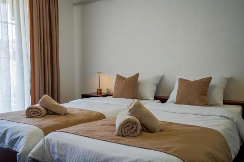 two beds sitting next to each other in a room at Attache Vila in Kruševac