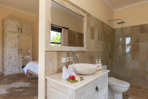 Ένα μπάνιο στο Villa Lotus Dencarik