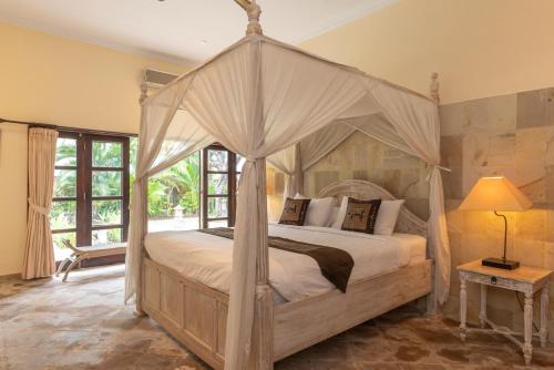 Ένα ή περισσότερα κρεβάτια σε δωμάτιο στο Villa Lotus Dencarik