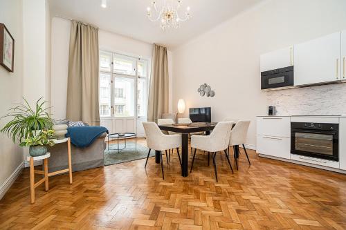 Bright Apartment with Terrace