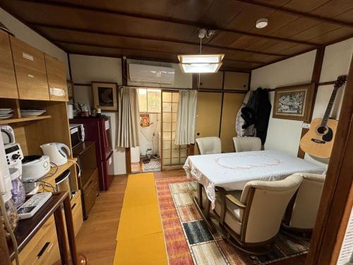 una camera con cucina e tavolo di AnNam Stay HOTARUGAIKE - - whole two story house rental a Toyonaka