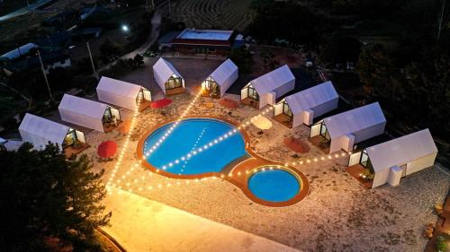 Πισίνα στο ή κοντά στο Yeongam Rock On Glamping and Caravan