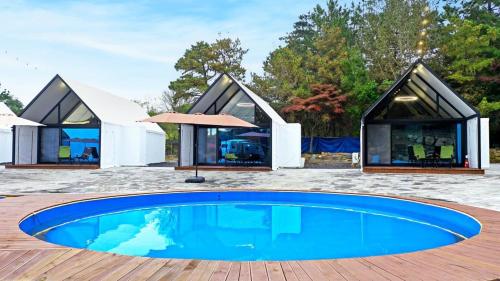 Πισίνα στο ή κοντά στο Yeongam Rock On Glamping and Caravan