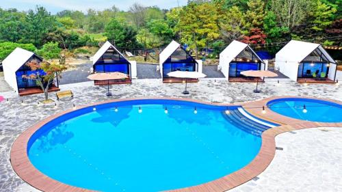 Πισίνα στο ή κοντά στο Yeongam Rock On Glamping and Caravan