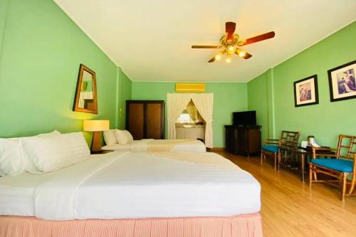 Postel nebo postele na pokoji v ubytování Safari Riviera Resort