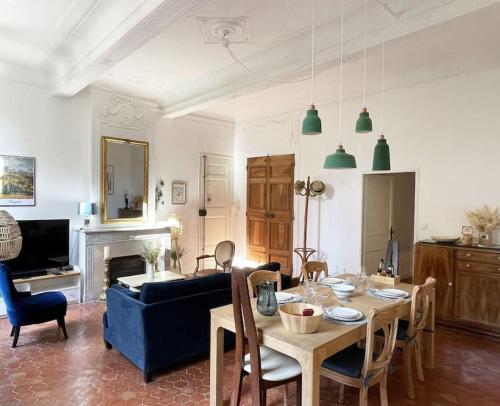 un salon avec une table et un canapé dans l'établissement Appart d exception 2 chambres quartier Mazarin, à Aix-en-Provence