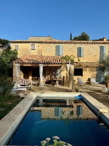 une maison avec une piscine devant une maison dans l'établissement Maison de charme avec piscine, à Simiane-la-Rotonde