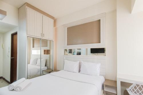 Ένα ή περισσότερα κρεβάτια σε δωμάτιο στο Comfort Stay Studio at Vida View Makassar Apartment By Travelio