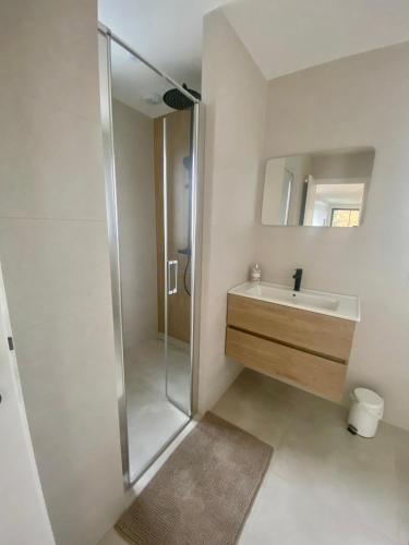 une salle de bain avec une douche, un lavabo et un miroir dans l'établissement Chez Sam, à Oberhausbergen
