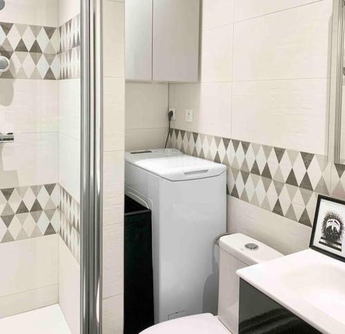 une petite salle de bain avec toilettes et lavabo dans l'établissement Appart Terrasse Centre ville Parking facile, à Auxerre