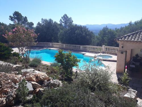 une piscine dans une cour clôturée dans l'établissement Les Lucioles, à Vidauban