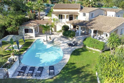 SERRENDY  PETIT BIJOU  330M2 Piscine & jacuzzi à 10 min des plages ! 