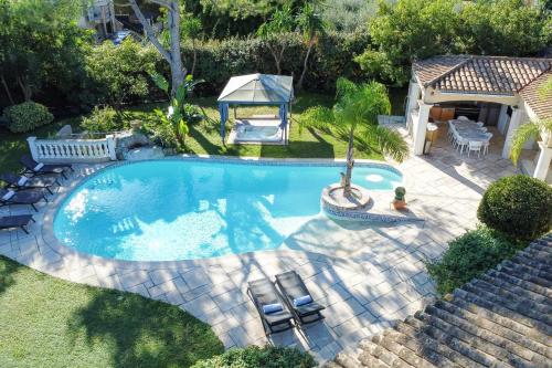 Πισίνα στο ή κοντά στο VILLA 330m2 heated pool and Jacuzzi