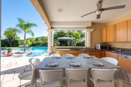 Η κουζίνα ή μικρή κουζίνα στο VILLA 330m2 heated pool and Jacuzzi