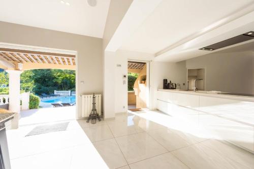 - une cuisine ouverte avec vue sur la piscine dans l'établissement SERRENDY  PETIT BIJOU  330M2 Piscine & jacuzzi à 10 min des plages ! , à Vallauris