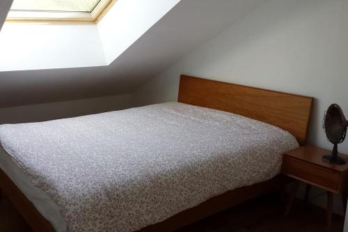 Bel appartement vue sur mer à Primel Trégastelにあるベッド