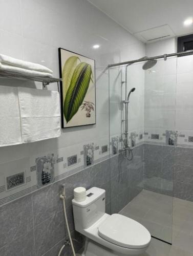 a bathroom with a toilet and a shower at Kiều Tiên Hotel in Long Thành