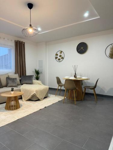 un salon avec un canapé et une table dans l'établissement Cosy & Dark Appartements, à Mundolsheim