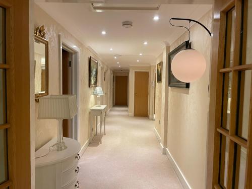 Ένα μπάνιο στο Top Floor En-suite Double Bedrooms With Great View Of Windsor Castle & Free Parking