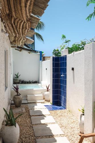 a courtyard of a house with a tub and plants at Zanzibari holiday home by Liv Zanzibar in Paje