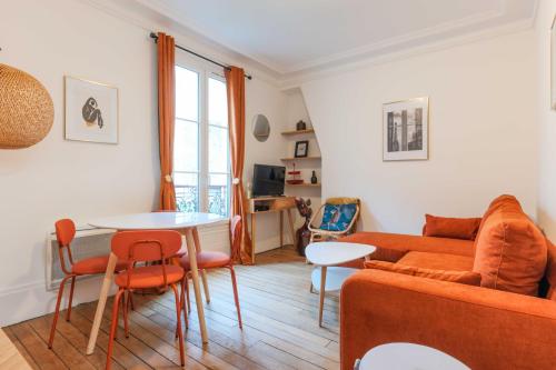 un salon avec un canapé et une table dans l'établissement Beautiful Apartment- 1BR-4P - Sacré-Cœur, à Paris