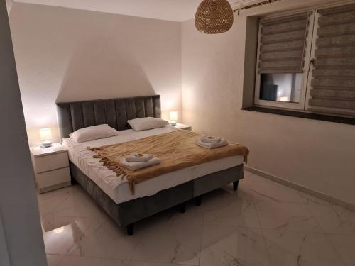 a bedroom with a large bed with two towels on it at Parc Residence 3 in Sighetu Marmaţiei