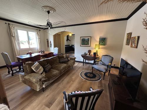 un salon avec un canapé et une table dans l'établissement Appartement de charme vue mer, à Kamiesch